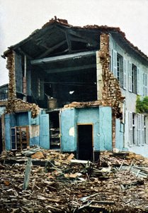 Een zwaar beschadigd huis, Verdun, 1916 door Jules Gervais Courtellemont